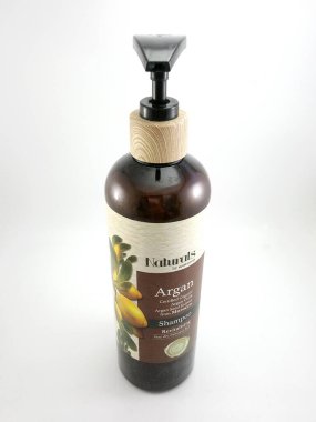 MANILA, PH - OCT 6 - 6 Ekim 2020 tarihinde Manila, Filipinler 'de Watson Argan yağ şampuanı.