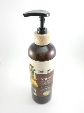 MANILA, PH - OCT 6 - 6 Ekim 2020 tarihinde Manila, Filipinler 'de Watson Argan yağ şampuanı.