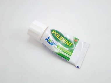 MANILA, PH-OCT 6 - 6 Ekim 2020 'de Manila, Filipinler' de Gsk Polident taze nane macunu yapıştırıcı kremi.