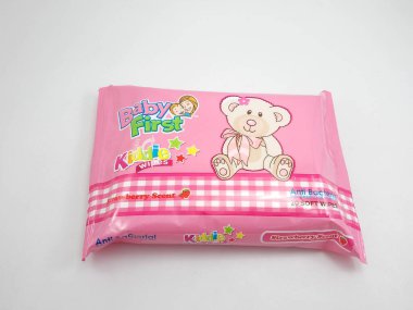 MANILA, PH-OCT 6 - 6 Ekim 2020 'de Filipinler, Manila' da ilk bebek mendili çilek kokusunu sildi.