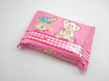 MANILA, PH-OCT 6 - 6 Ekim 2020 'de Filipinler, Manila' da ilk bebek mendili çilek kokusunu sildi.