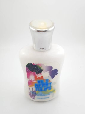 MANILA, PH - OCT 6 - Banyo ve vücut 6 Ekim 2020 tarihinde Filipinler, Manila 'da yabanmersini laleleri vücut losyonu çalışır.