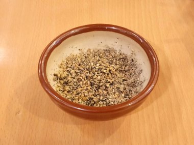 Japon restoranında harç kasesine koyulan susam tohumları.