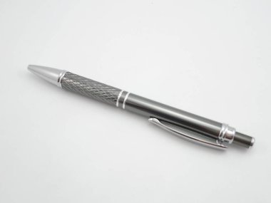 Üstünde düğme olan siyah bir tükenmez kalem.