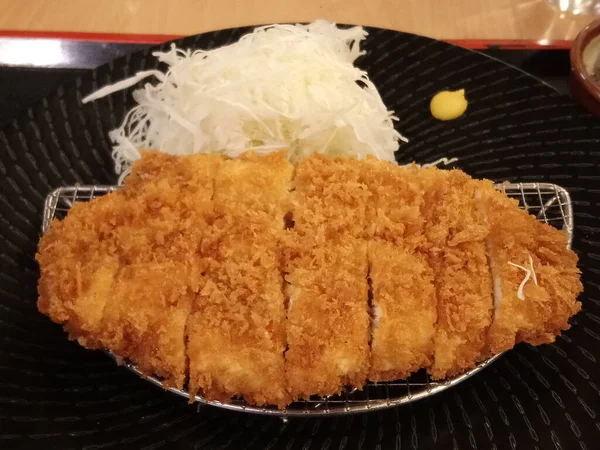 Японська Їжа Тонкацу Смажена Свинина Капусти Васабі Прянощі Подають Чорній — стокове фото