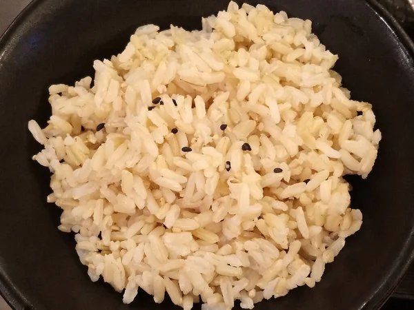 Arroz Integral Com Sementes Gergelim Polvilhe Tigela Preta — Fotografia de Stock