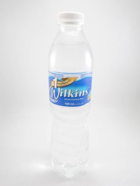 MANILA, PH - OCT 7 - Wilkins 7 Ekim 2020 'de Filipinler, Manila' da içme suyu şişesini damıttı.