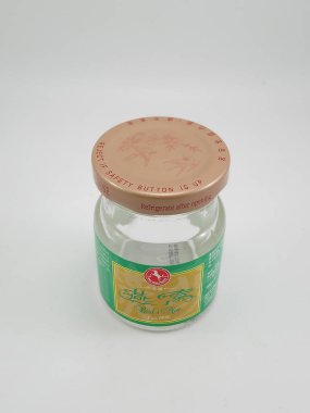 MANILA, PH - OCT 7 - At markalı kuş yuvası şişesi 7 Ekim 2020, Manila, Filipinler.