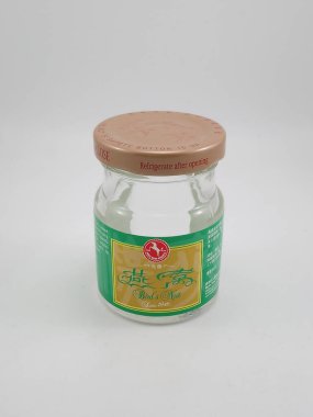 MANILA, PH - OCT 7 - At markalı kuş yuvası şişesi 7 Ekim 2020, Manila, Filipinler.