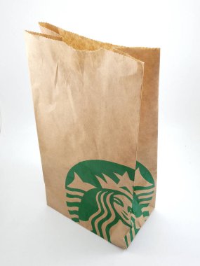 MANILA, PH - OCT 7 - Starbucks kahverengi kağıt torbası 7 Ekim 2020, Manila, Filipinler.