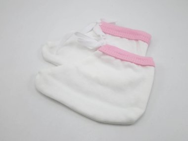 Bebek için pembe ve beyaz patik.