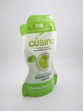MANILA, PH - OCT 27 - 27 Ekim 2020 tarihinde Manila, Filipinler 'de Cusina doğal antibakteriyel bulaşık deterjanı likit limon çimi..
