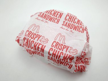 MANILA, PH - 27 Ekim 2020 'de Manila, Filipinler' de McDonalds çıtır tavuklu sandviç.