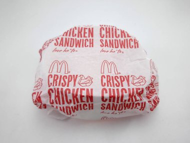 MANILA, PH - 27 Ekim 2020 'de Manila, Filipinler' de McDonalds çıtır tavuklu sandviç.