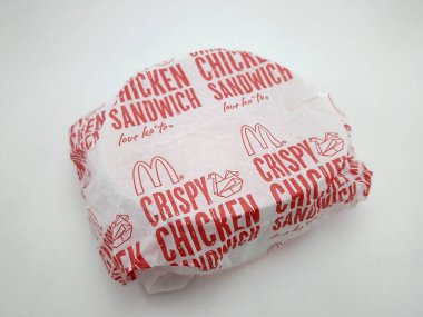 MANILA, PH - 27 Ekim 2020 'de Manila, Filipinler' de McDonalds çıtır tavuklu sandviç.