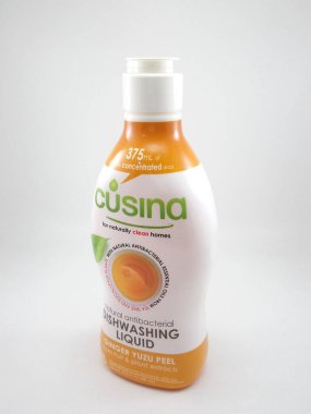 MANILA, PH - OCT 27 - Cusina doğal antibakteriyel bulaşık deterjanı zencefil yuzu kabuğu 27 Ekim 2020 