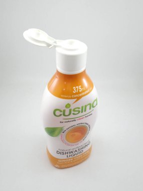 MANILA, PH - OCT 27 - Cusina doğal antibakteriyel bulaşık deterjanı zencefil yuzu kabuğu 27 Ekim 2020 