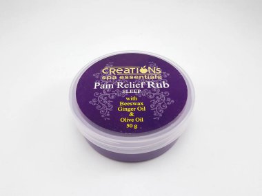 MANILA, PH - OCT 27 - Yaratılış spa temel ağrı kesici Balmumu zencefil yağı ve zeytinyağı ile uyku 27 Ekim 2020 tarihinde Manila, Filipinler.