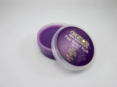 MANILA, PH - OCT 27 - Yaratılış spa temel ağrı kesici Balmumu zencefil yağı ve zeytinyağı ile uyku 27 Ekim 2020 tarihinde Manila, Filipinler.