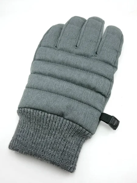 寒いから手を保護する黒冬の手袋を着用 — ストック写真