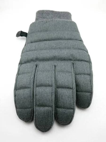 戴黑色冬季手套以防止手受凉 — 图库照片