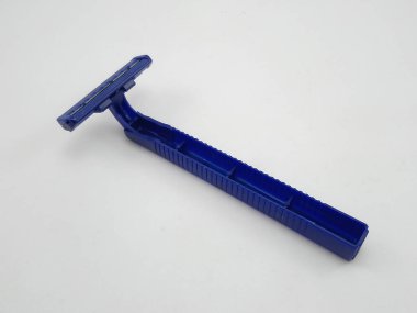 Ustura gibi keskin kenarları olan tek kullanımlık mavi bir tıraş makinesi.