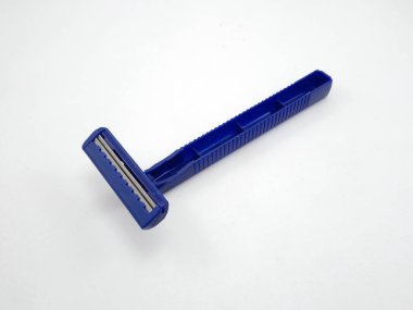 Ustura gibi keskin kenarları olan tek kullanımlık mavi bir tıraş makinesi.