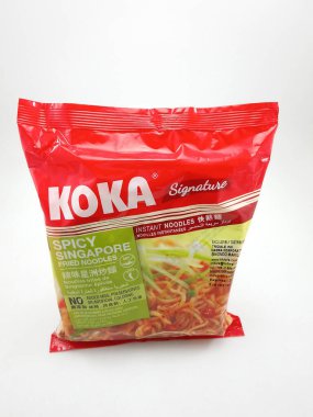 Koka imzalı baharatlı Singapur eriştesi 11 Ocak 2020 'de Manila, Filipinler' de kızartıldı..