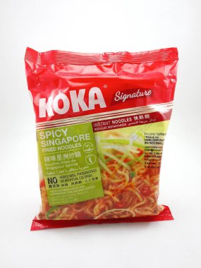 Koka imzalı baharatlı Singapur eriştesi 11 Ocak 2020 'de Manila, Filipinler' de kızartıldı..