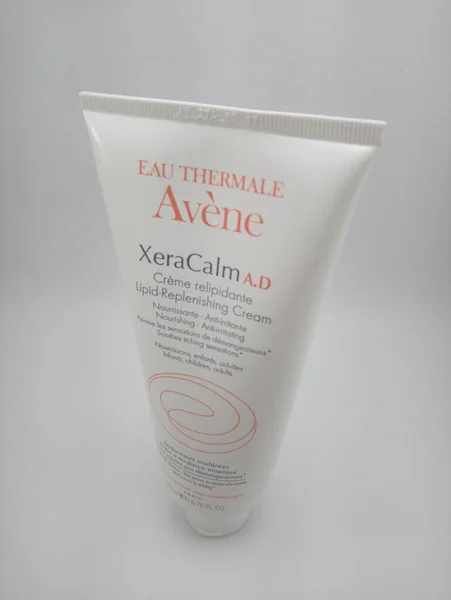 Манила Nov Avene Xera Calm Eau Thermale Lipid Replenishing Cream — стоковое фото