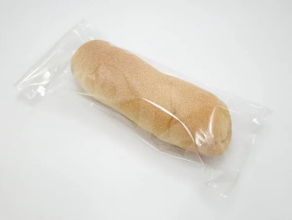 プラスチック製のパックの中にチーズと短いパン — ストック写真