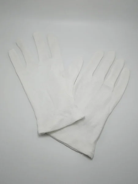 白色胶乳橡胶手套 用在手上 — 图库照片