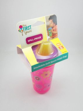 MANILA, PH - OCT 27 - 27 Ekim 2020 'de Filipinler' in Manila şehrinde yığılabilir ilk sulu sulu sulu bardaklar.