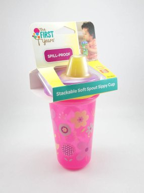 MANILA, PH - OCT 27 - 27 Ekim 2020 'de Filipinler' in Manila şehrinde yığılabilir ilk sulu sulu sulu bardaklar.