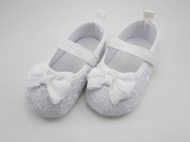 Beyaz bebek ayakkabıları kurdeleli.
