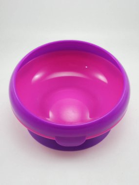 Mor ve pembe bebek kasesi, altında emici var.