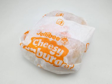 MANILA, PH - OCT 27 - Jollibee Cheesy lezburger 27 Ekim 2020, Manila, Filipinler.