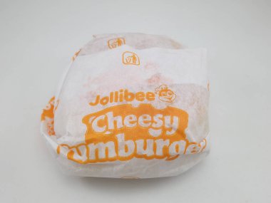 MANILA, PH - OCT 27 - Jollibee Cheesy lezburger 27 Ekim 2020, Manila, Filipinler.