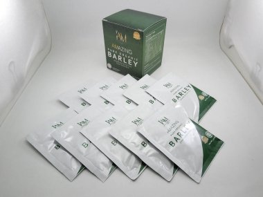 MANILA, PH - 27 - 27 Ekim 2020 'de Filipinler, Manila' da saf organik arpa tozu karışımı.