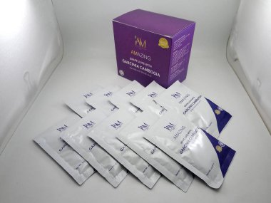 MANILA, PH - OCT 27 - 27 Ekim 2020 'de Filipinler, Manila' da Garcinia cambogia tozlu üzüm suyu karışımı.