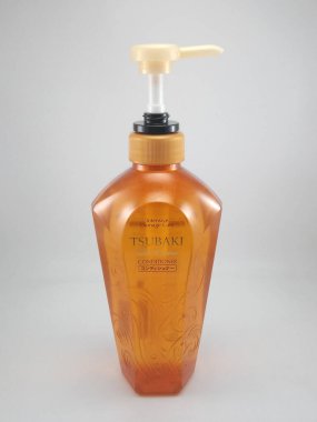 MANILA, PH - 27 Ekim 2020 'de Manila, Filipinler' de Tsubaki petrolüne ek saç kremi.