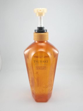 MANILA, PH - 27 Ekim 2020 'de Manila, Filipinler' de Tsubaki petrolüne ek saç kremi.