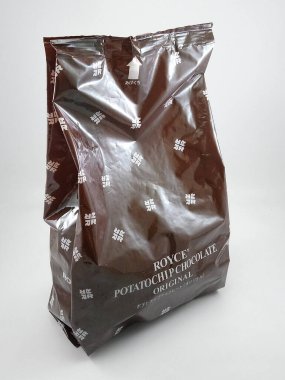 MANILA, PH - 27 Ekim 2020 'de Manila, Filipinler' de Royce patates parçacıklı çikolatası.