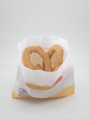 MANILA, PH - 27 Ekim 2020 'de Manila, Filipinler' de Burger King soğan halkaları.