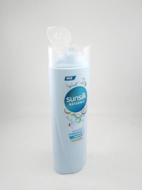 MANILA, PH - OCT 27 - 27 Ekim 2020 'de Manila, Filipinler' de Hindistan cevizi suyu şampuanı.