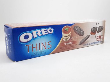 MANILA, PH - OCT 27 - Oreo 27 Ekim 2020 'de Manila, Filipinler' de Tiramisu aromalı sandviç inceliyor.