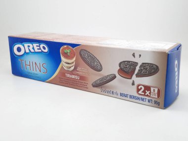 MANILA, PH - OCT 27 - Oreo 27 Ekim 2020 'de Manila, Filipinler' de Tiramisu aromalı sandviç inceliyor.