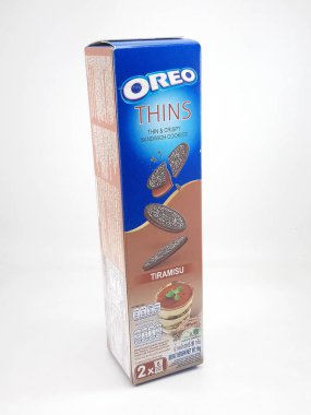 MANILA, PH - OCT 27 - Oreo 27 Ekim 2020 'de Manila, Filipinler' de Tiramisu aromalı sandviç inceliyor.