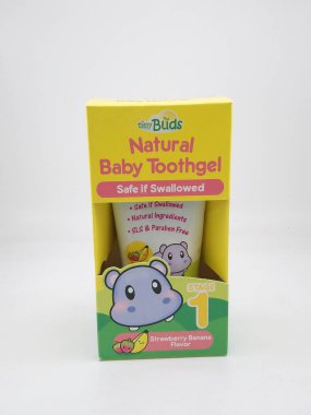 MANILA, PH - OCT 27 - Mini minnacık tomurcuklar 27 Ekim 2020 tarihinde Manila, Filipinler 'de bebek diş macunu çilek aroması.