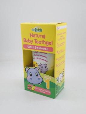 MANILA, PH - OCT 27 - Mini minnacık tomurcuklar 27 Ekim 2020 tarihinde Manila, Filipinler 'de bebek diş macunu çilek aroması.